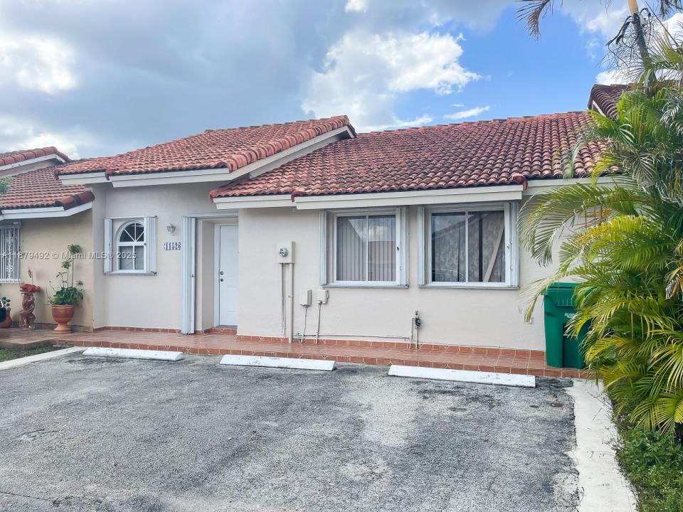 11526 NW 4th Ln 11526, Sweetwater, Floryda 33172, USA