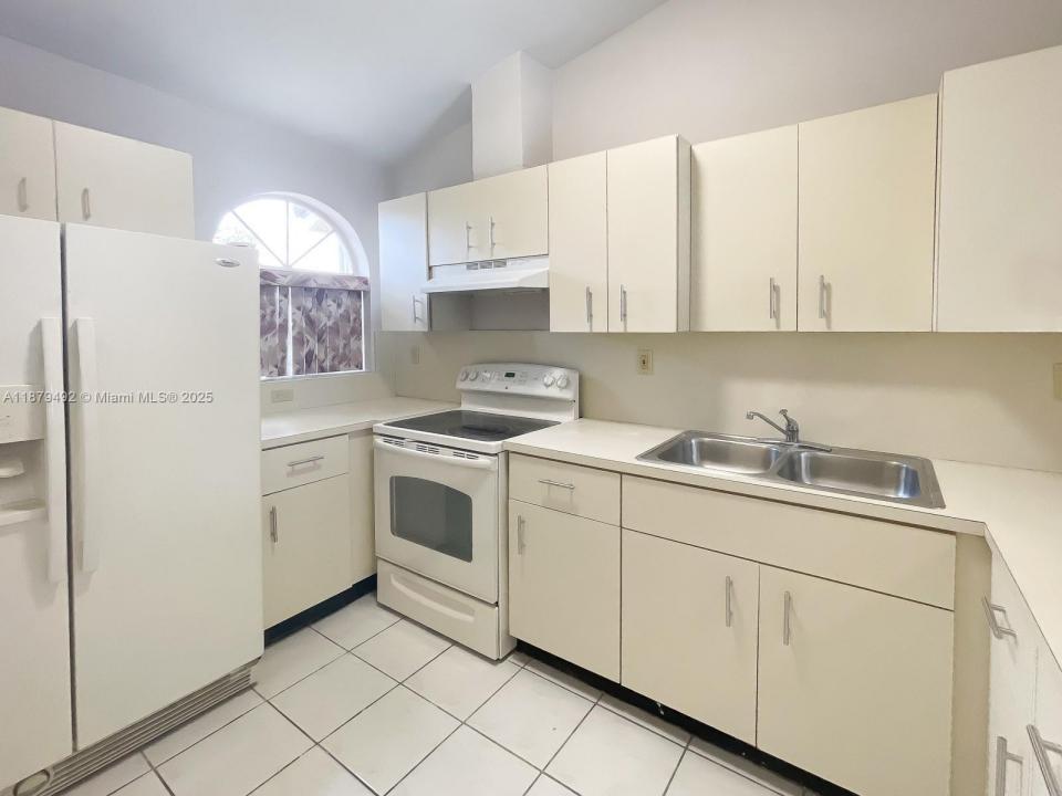 11526 NW 4th Ln 11526, Sweetwater, Floryda 33172, USA