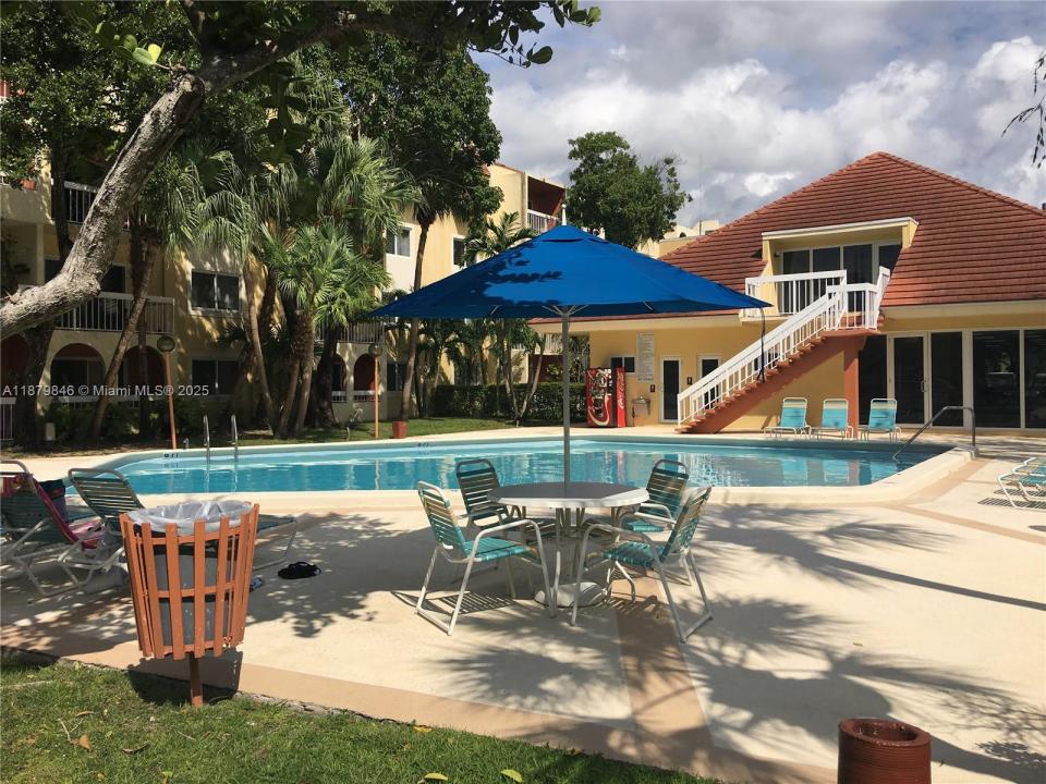 7815 camino real I202, Unincorporated Dade County, Florida 33143