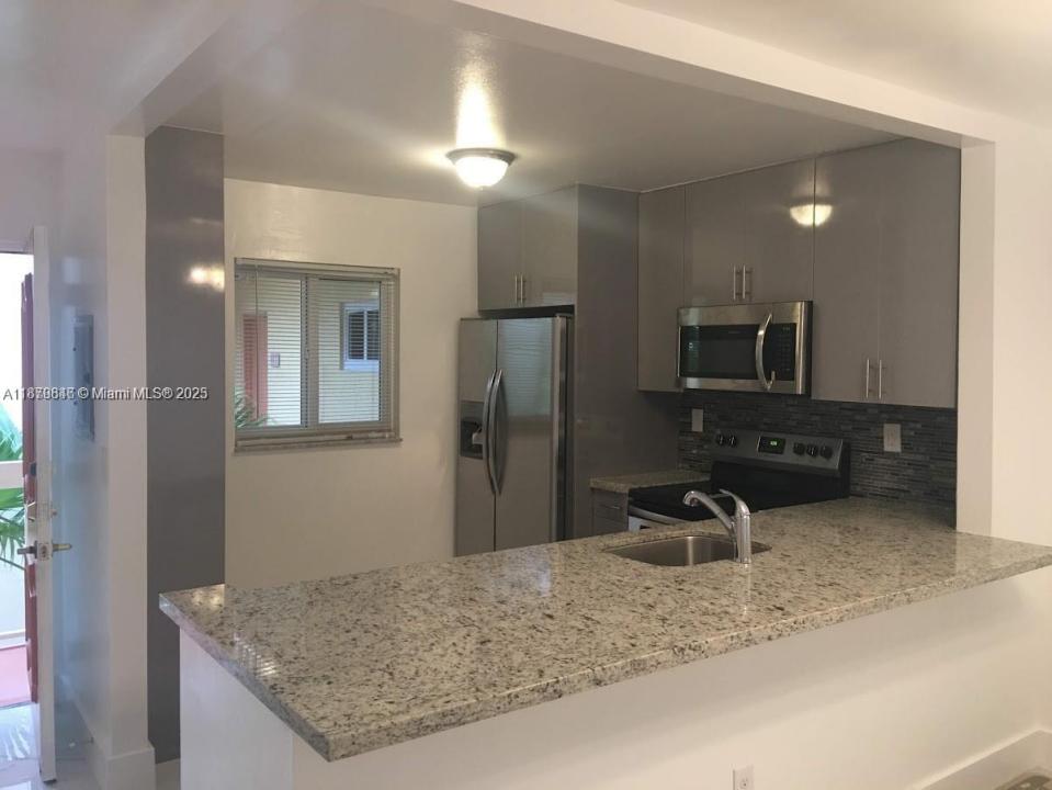 7815 camino real I202, Unincorporated Dade County, Florida 33143