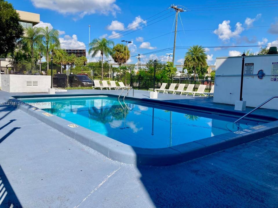 16450 NW 2nd Ave 401, Miami, Floryda 33169, USA