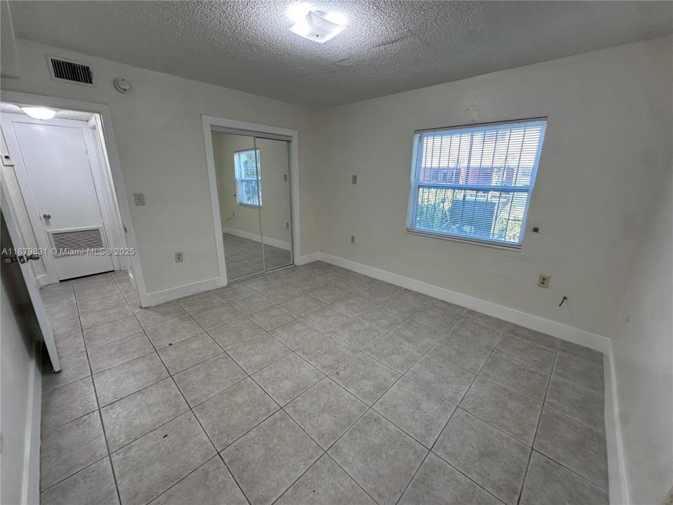 16150 NE 19th Ct 4, North Miami Beach, Флорида 33162, Соединенные Штаты