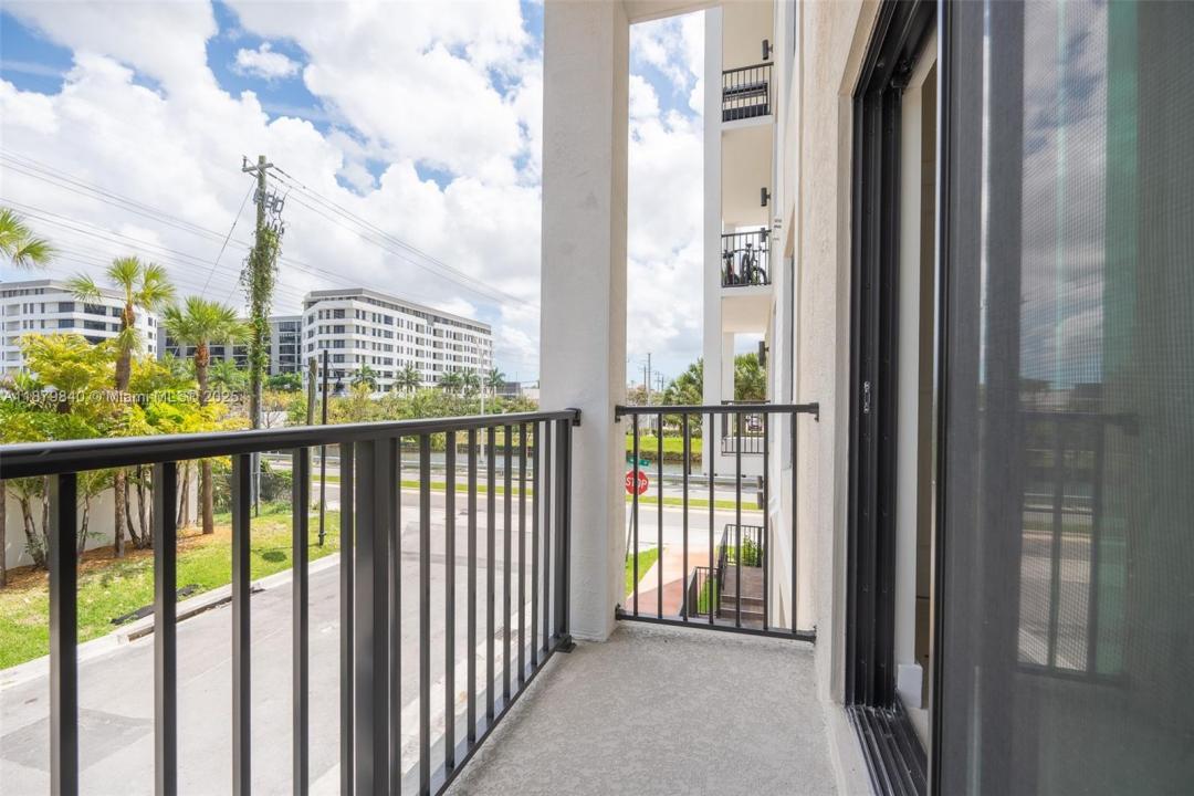 8001 NW 41st St F-208, Doral, Florida 33166, Estados Unidos