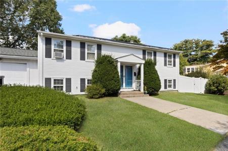 207 Stillwater Drive, Warwick, Rhode Island 02889, USA