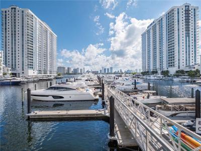 17111 Biscayne Boulevard 2105 + 1 BOAT SLIP, North Miami Beach, فلوريدا 33160, الولايات المتحدة