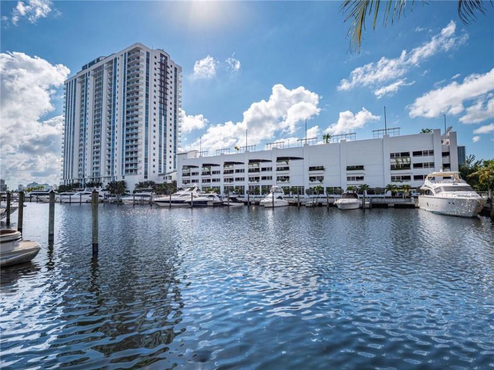 17111 Biscayne Boulevard 2105 + 1 BOAT SLIP, North Miami Beach, فلوريدا 33160, الولايات المتحدة