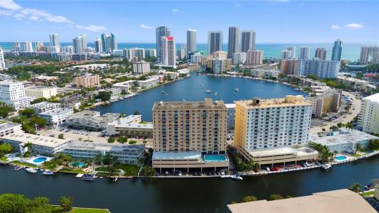 427 Golden Isles Dr 8A, Hallandale Beach, Florida 33009, USA