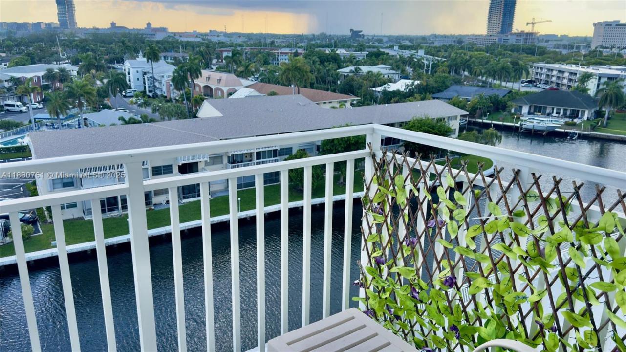 427 Golden Isles Dr 8A, Hallandale Beach, Florida 33009