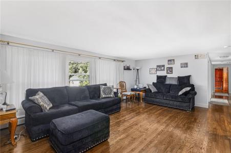 27 Westwood Drive, Portsmouth, Rhode Island 02871, USA