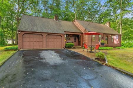17 Country Side Lane, Scituate, RI 02857, USA