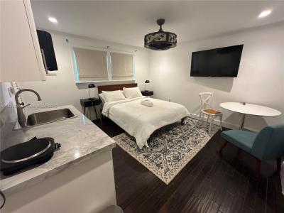 6395 SW 42nd Ter 2, South Miami, Florida 33155, USA