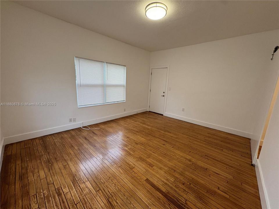 3237 SW 4th St 8, Miami, Florida 33135, Amerika Birleşik Devletleri