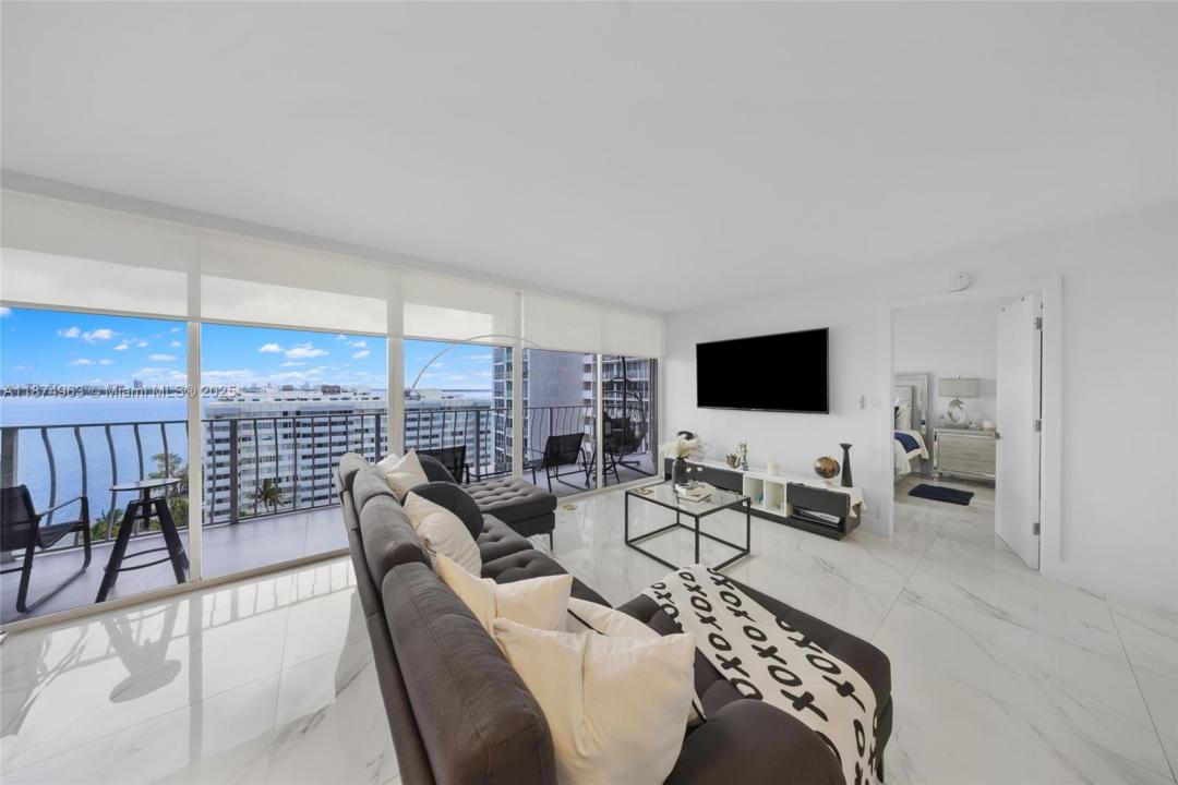 7601 E Treasure Dr 1422, North Bay Village, Florida 33141, Stati Uniti