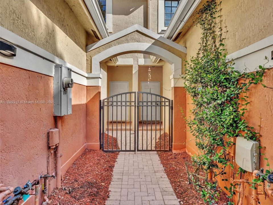 3865 Tree Top Dr, Weston, Florida 33332
