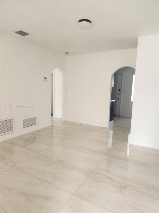 890 NW 106th St 890, Miami, Флорида 33150, Соединенные Штаты