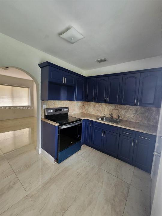 890 NW 106th St 890, Miami, Флорида 33150, Соединенные Штаты
