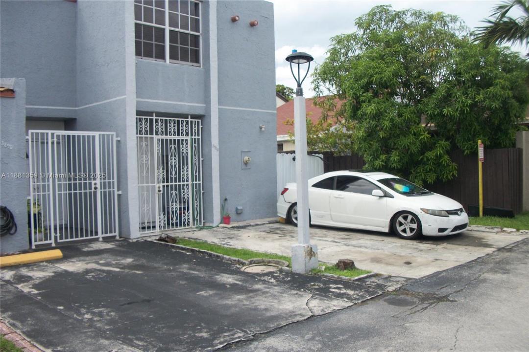 3900 W 8th Ln 16, Hialeah, Florida 33012, Estados Unidos