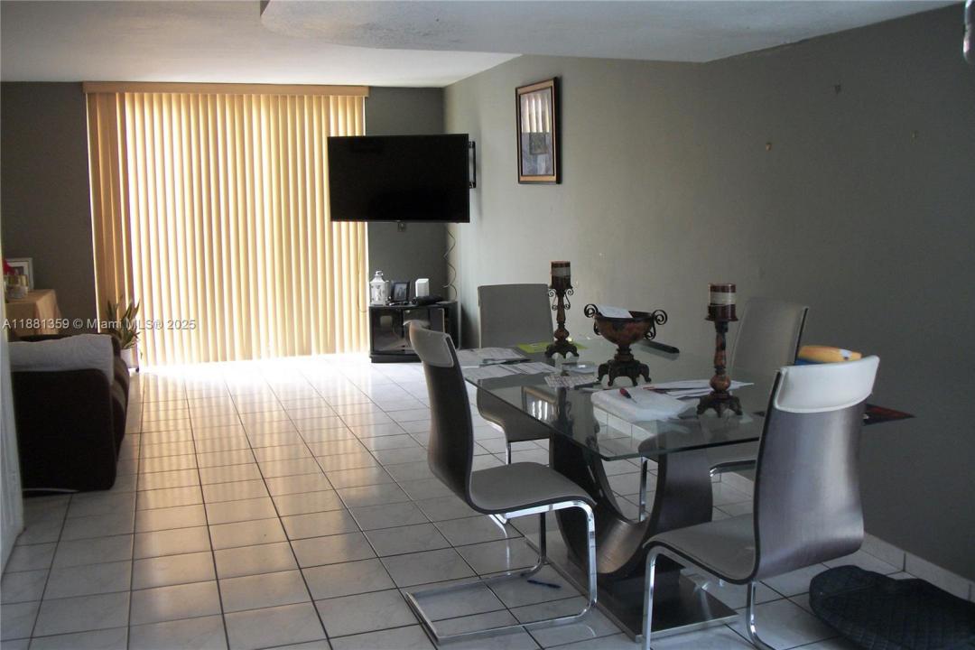 3900 W 8th Ln 16, Hialeah, Florida 33012, Estados Unidos