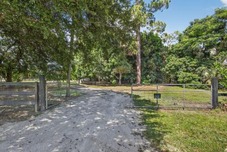 2340 B Road, Loxahatchee Groves, Floryda 33470, USA