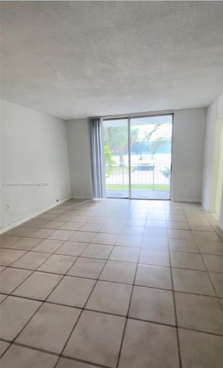 498 NW 165th St Rd D-101, Miami, Florida 33169, Stati Uniti