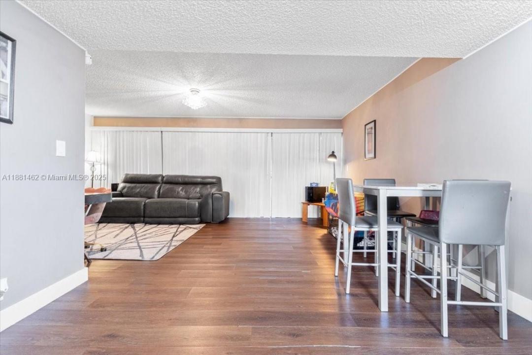 8105 Lagos De Campo Blvd J-2, Tamarac, Florida 33321, Estados Unidos