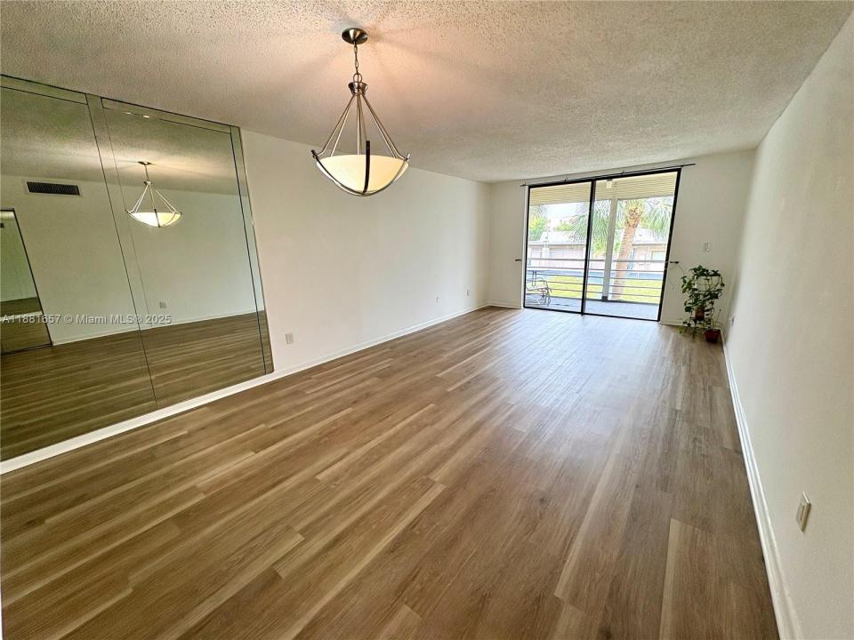 2860 Somerset Dr 211K, Lauderdale Lakes, Floryda 33311, USA