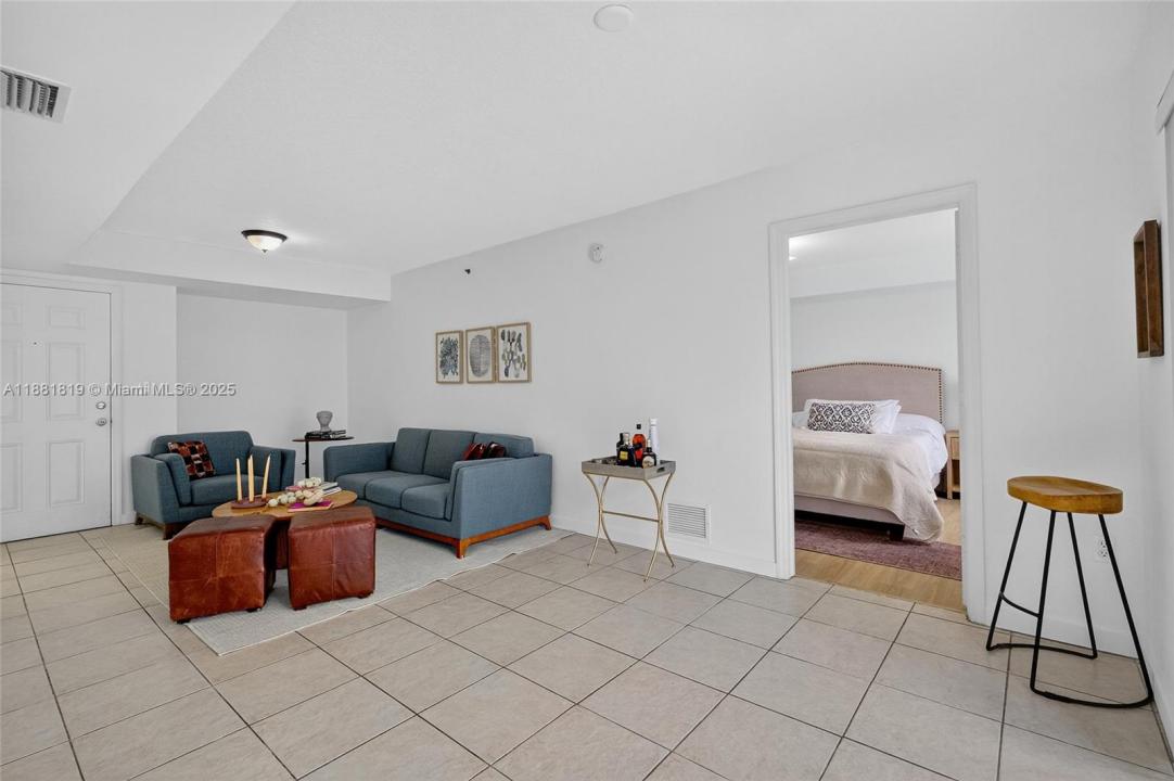 2475 NW 16th St Rd 308, Miami, Florida 33125, Estados Unidos