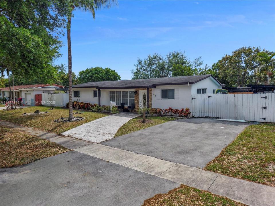 810 NE 182nd St, North Miami Beach, פלורידה 33162, ארצות הברית של אמריקה 