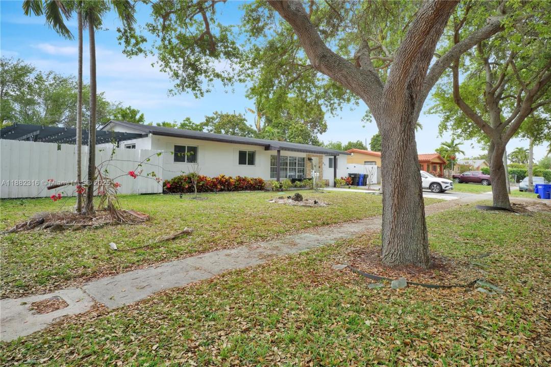 810 NE 182nd St, North Miami Beach, פלורידה 33162, ארצות הברית של אמריקה 