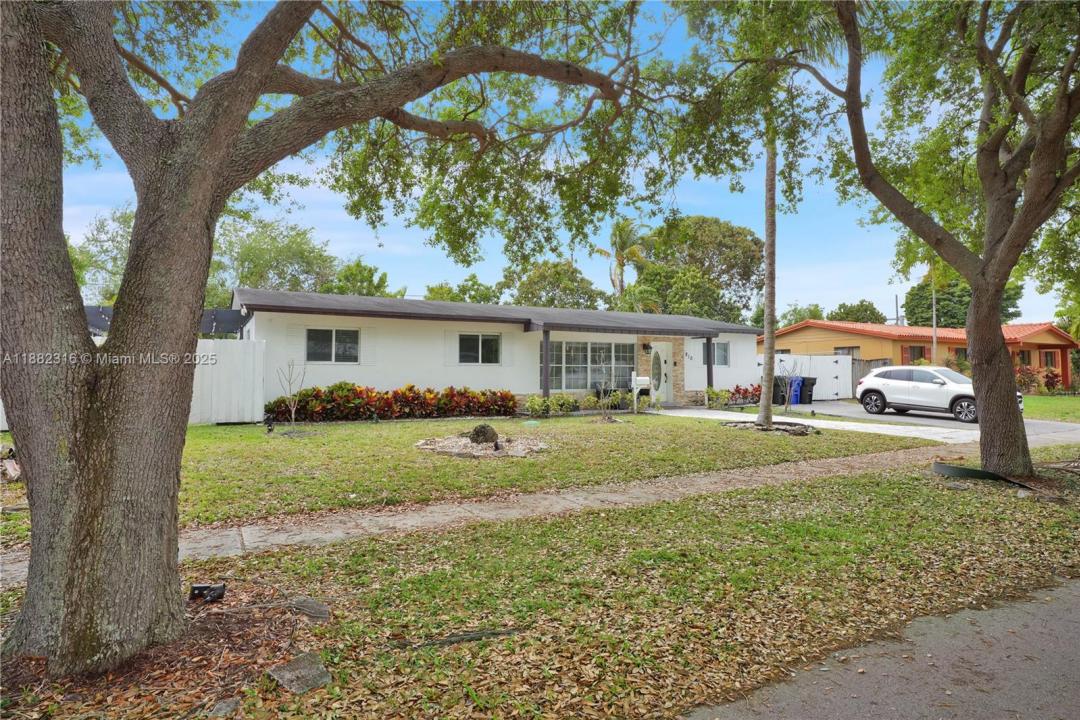 810 NE 182nd St, North Miami Beach, פלורידה 33162, ארצות הברית של אמריקה 