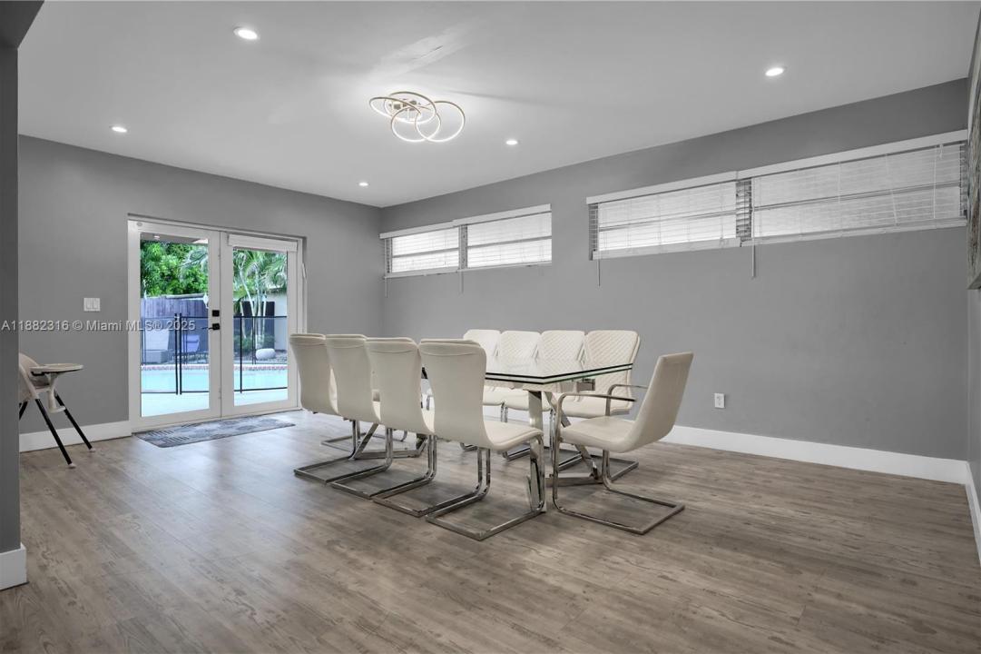 810 NE 182nd St, North Miami Beach, פלורידה 33162, ארצות הברית של אמריקה 