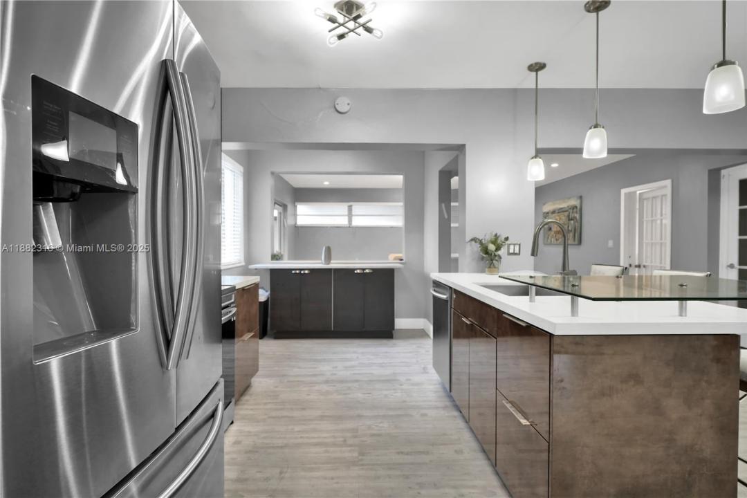 810 NE 182nd St, North Miami Beach, פלורידה 33162, ארצות הברית של אמריקה 