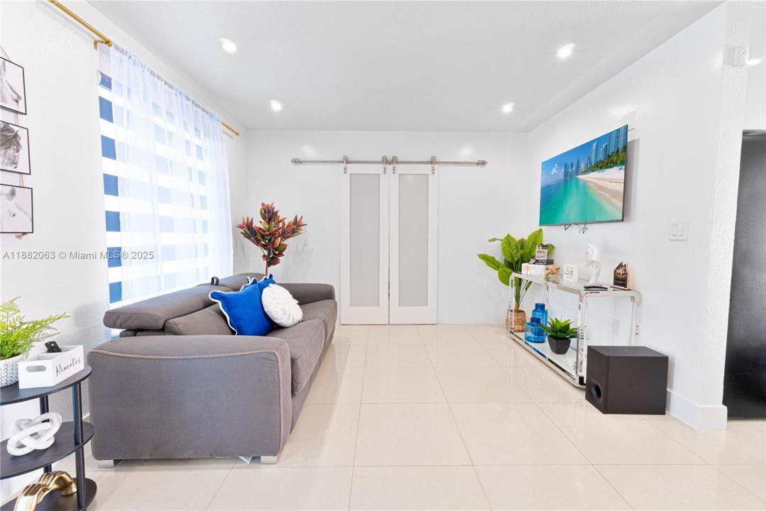 8031 NW 175th St 3, Hialeah, פלורידה 33015, ארצות הברית של אמריקה