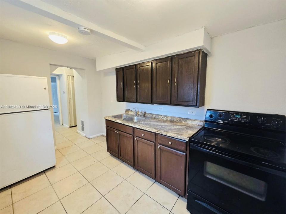 2724 NW 7th St, Fort Lauderdale, פלורידה 33311, ארצות הברית של אמריקה 