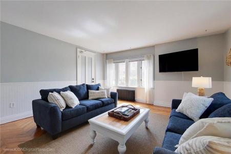 28 Narragansett Avenue 1, Newport, RI 02840, USA
