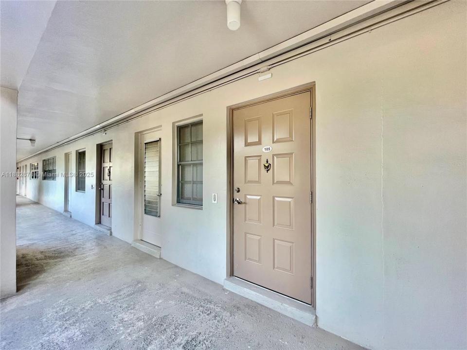2950 N Palm Aire Dr 105, Pompano Beach, Florida 33069, Estados Unidos