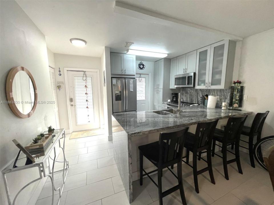 5103 NW 35th St 402, Lauderdale Lakes, Florida 33319, Estados Unidos