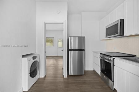 2822 Pine Tree Dr 5, Miami Beach, Florida 33140, USA