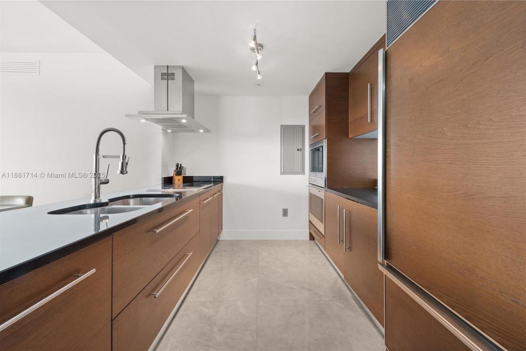 495 Brickell Ave 5003, Miami, Florida 33131, USA