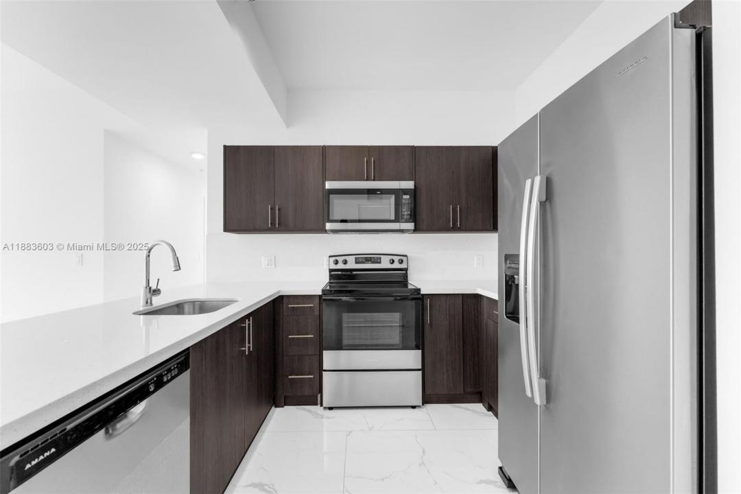 1 Curtiss Pkwy 326, Miami Springs, Florida 33166, Amerika Birleşik Devletleri