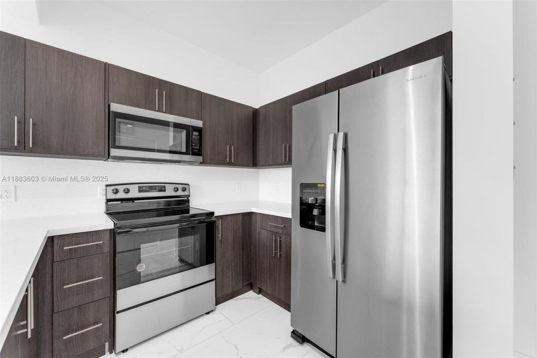 1 Curtiss Pkwy 326, Miami Springs, Florida 33166, Amerika Birleşik Devletleri