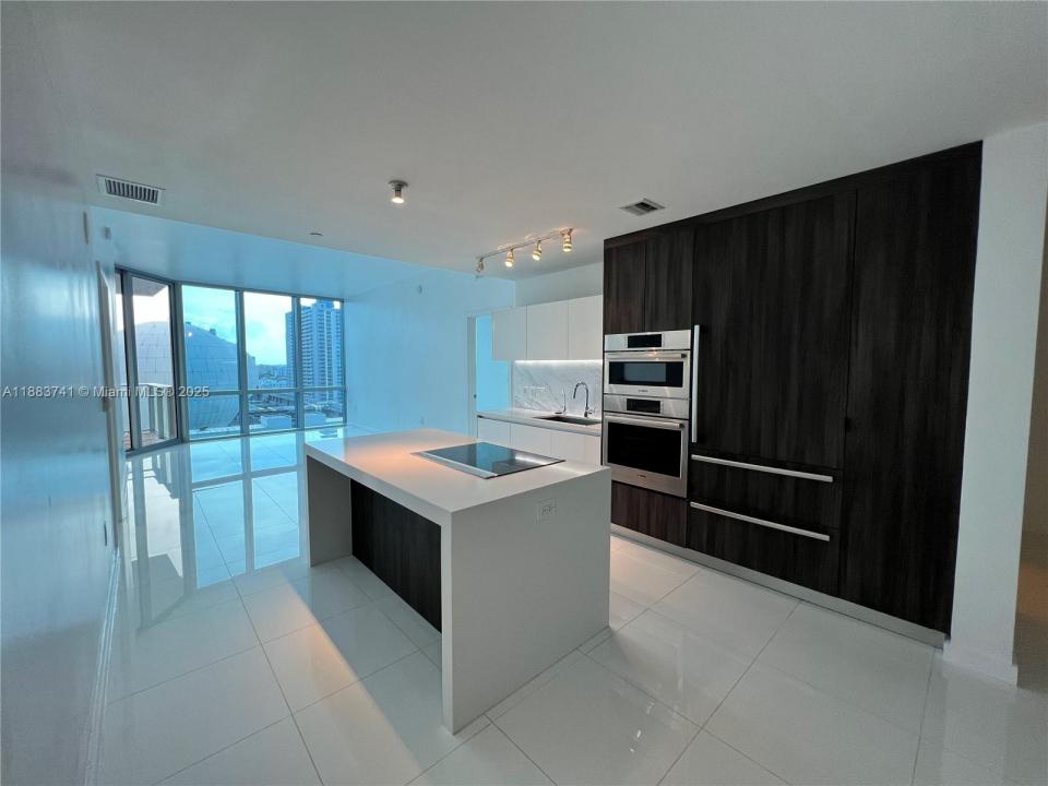 851 NE 1st Ave 1208, Miami, פלורידה 33132, ארצות הברית של אמריקה 