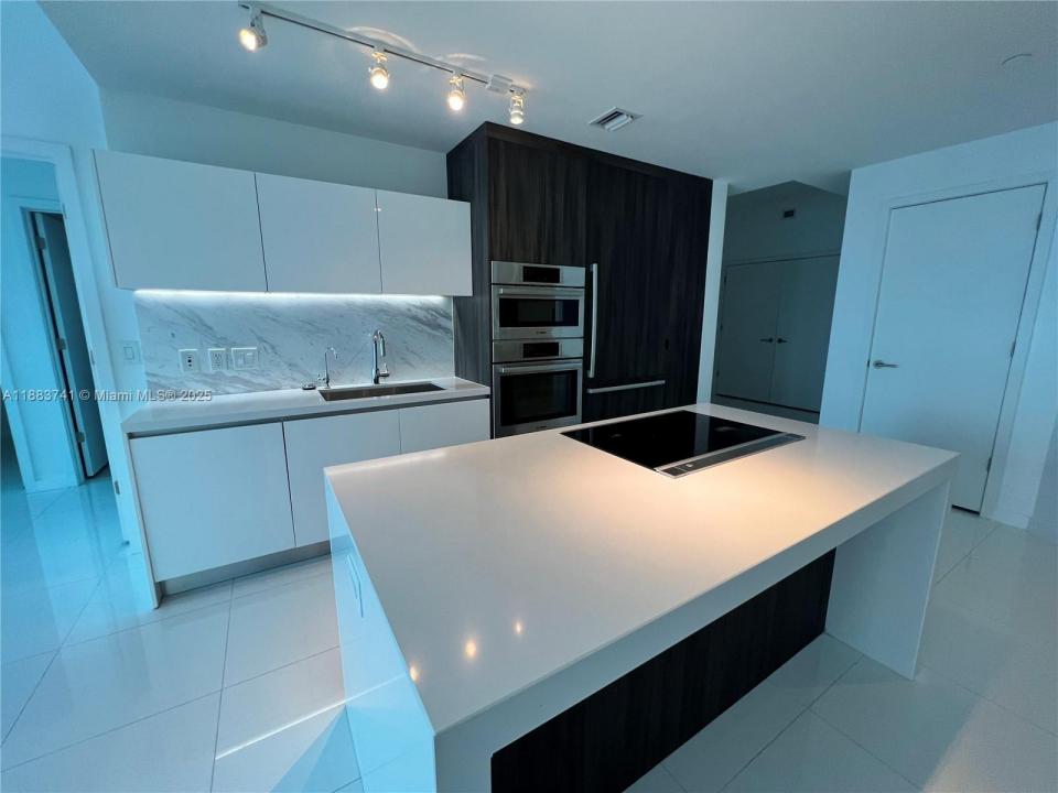 851 NE 1st Ave 1208, Miami, פלורידה 33132, ארצות הברית של אמריקה 