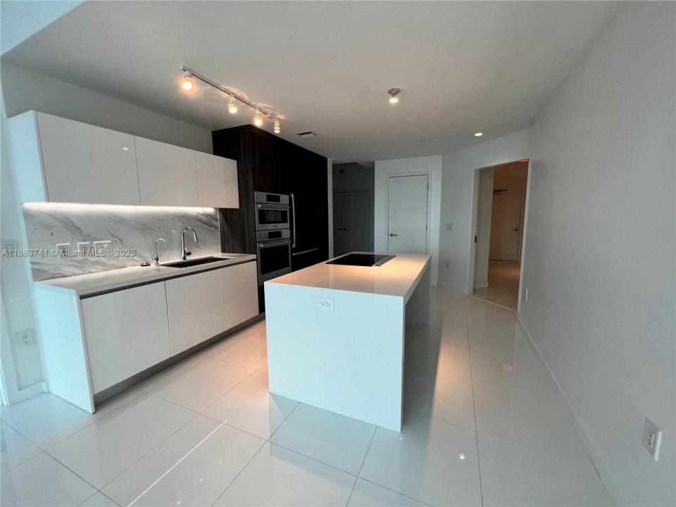 851 NE 1st Ave 1208, Miami, פלורידה 33132, ארצות הברית של אמריקה 