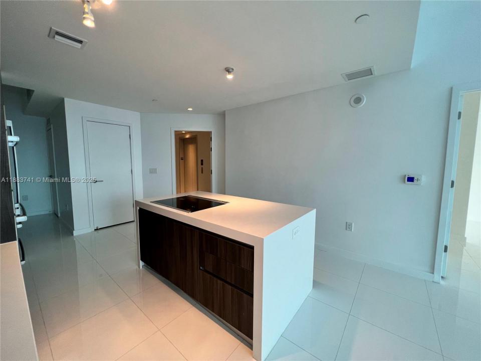 851 NE 1st Ave 1208, Miami, פלורידה 33132, ארצות הברית של אמריקה 