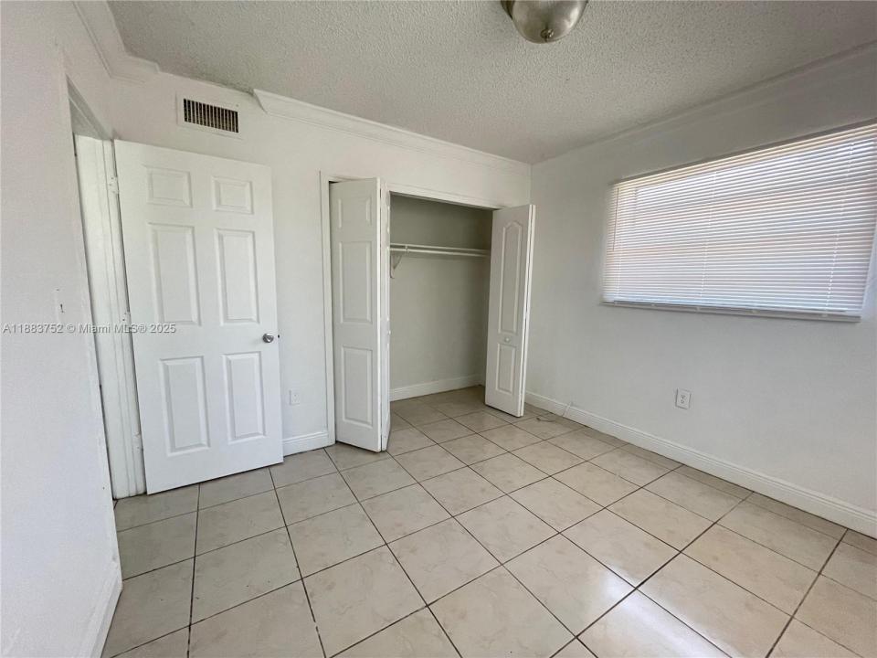 16118 NE 21st Ave 14, North Miami Beach, Florida 33162, Amerika Birleşik Devletleri