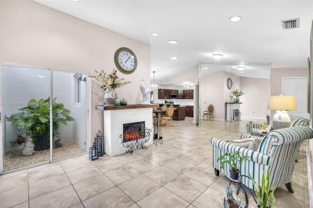 16834 NW 70th Ave, Hialeah, Florida 33015, USA