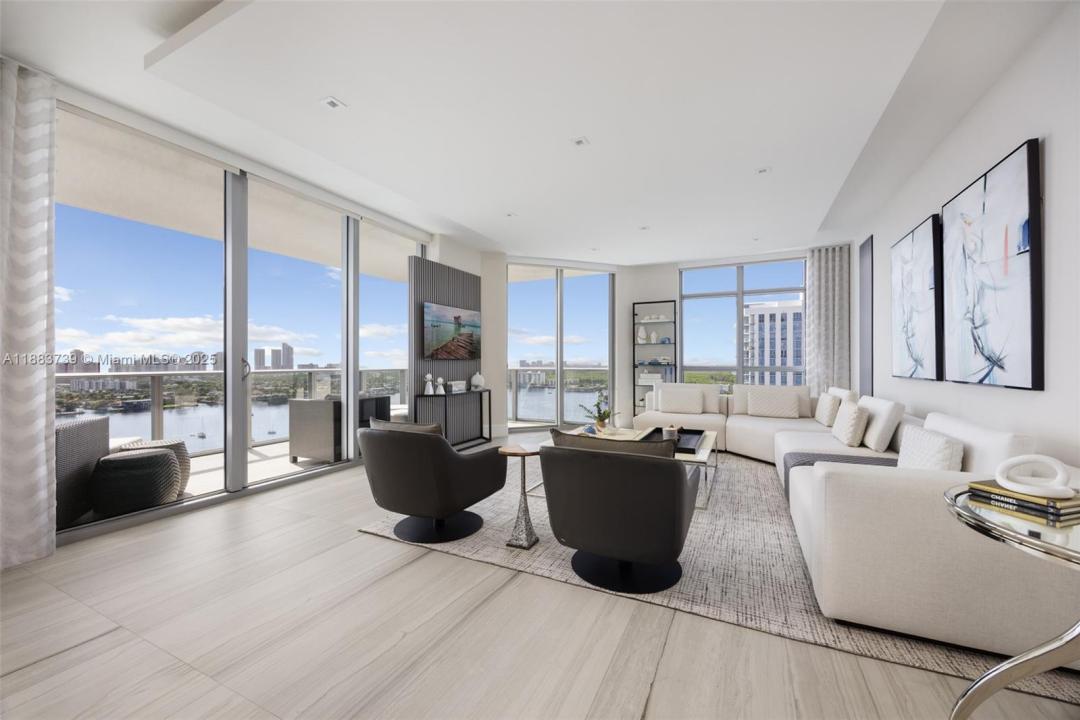 17301 Biscayne Blvd 2009, North Miami Beach, Floryda 33160, USA