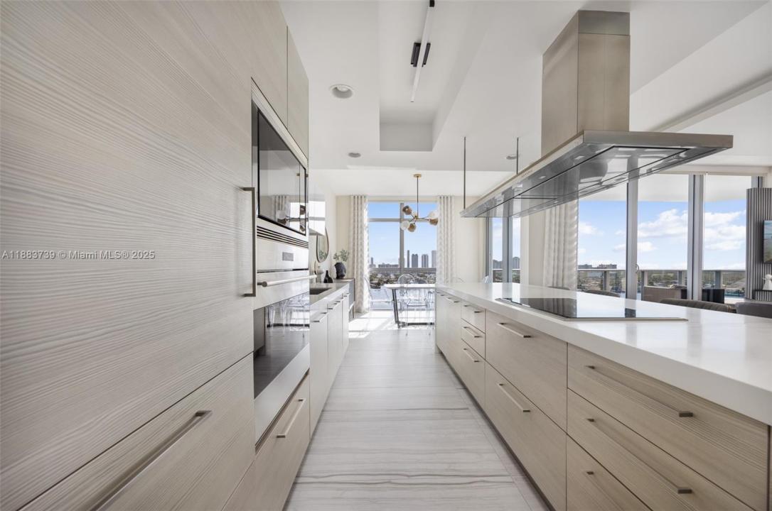 17301 Biscayne Blvd 2009, North Miami Beach, Floryda 33160, USA