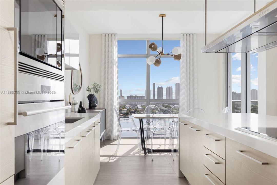 17301 Biscayne Blvd 2009, North Miami Beach, Floryda 33160, USA